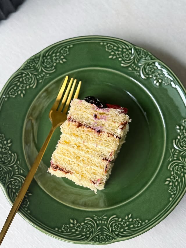 Ukrainian honey cake cross-section